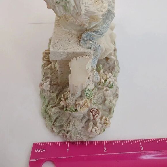 Angel Figurine in Rose Garden Resin - Picture 12 of 15